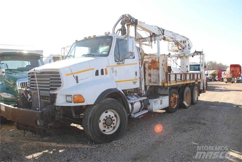 Sterling L8500 Camion plateau ridelle avec grue