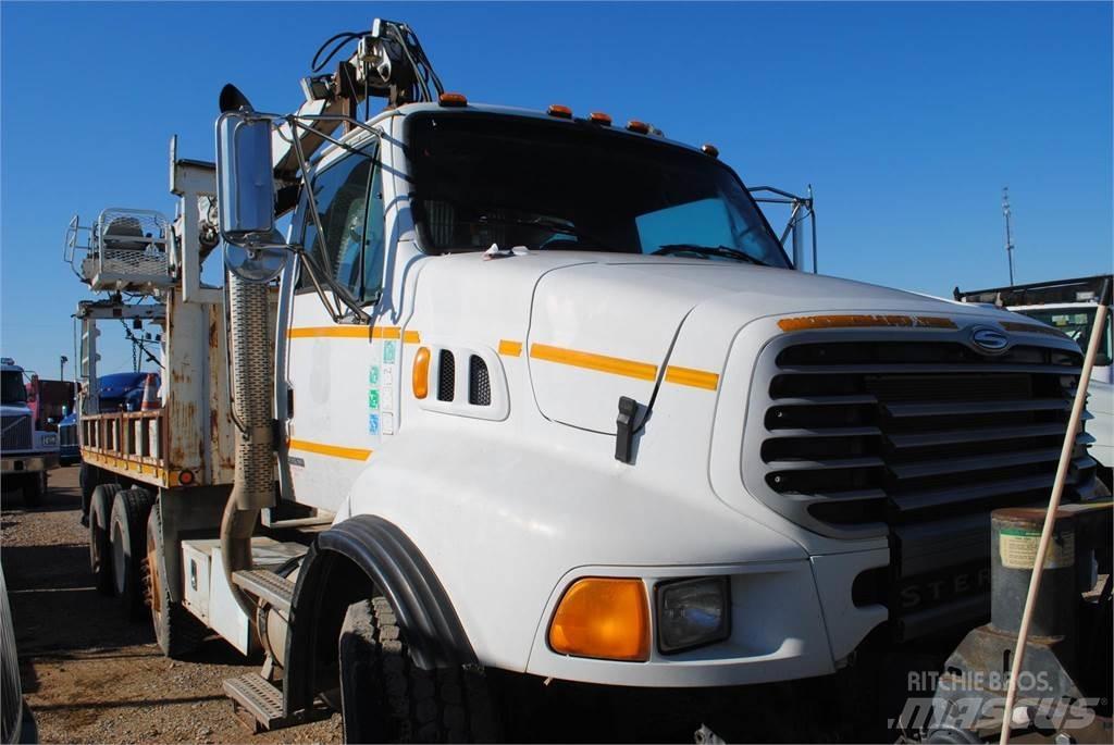 Sterling L8500 Camion plateau ridelle avec grue