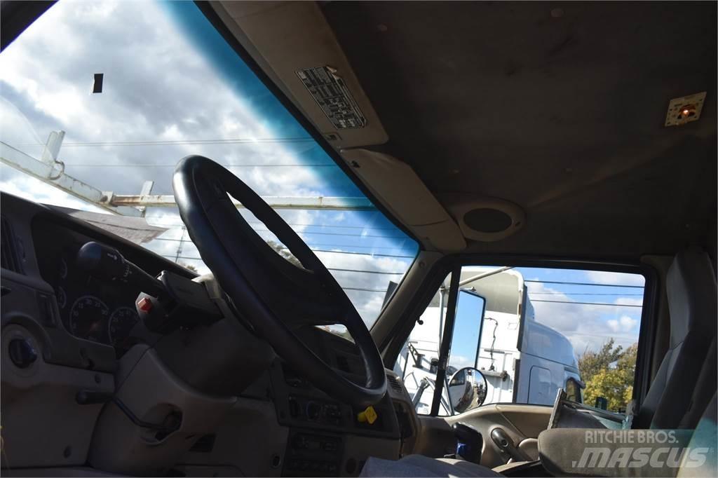 Sterling L8500 Camion plateau ridelle avec grue