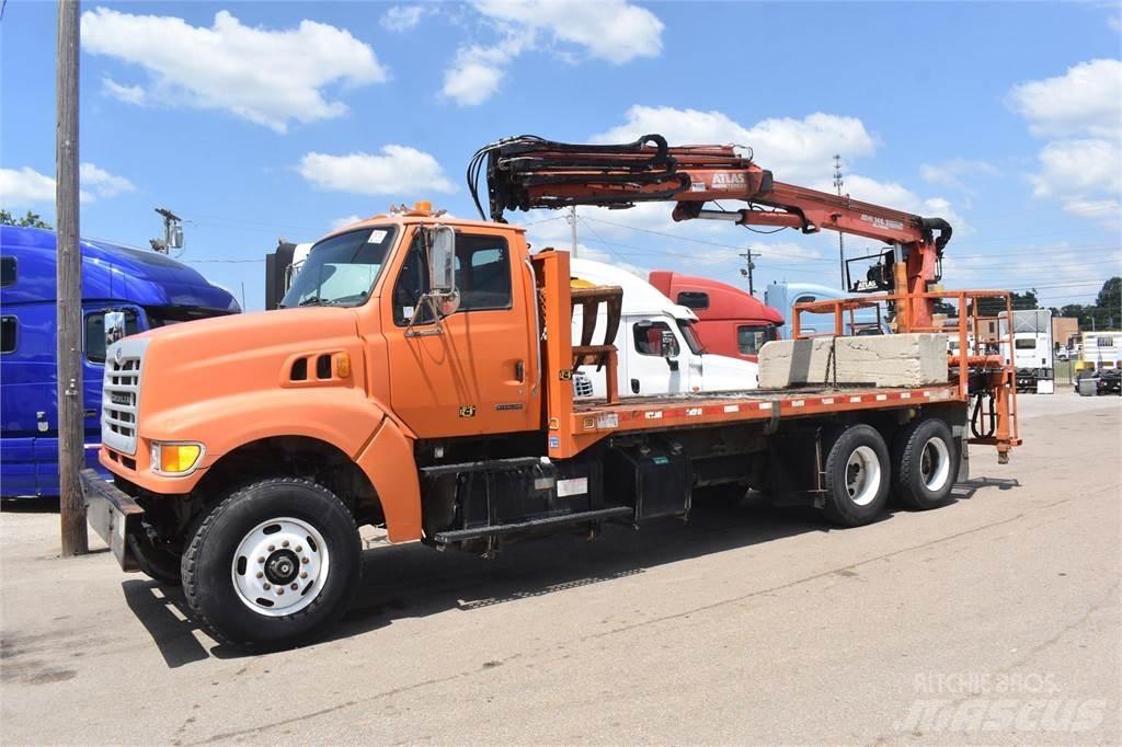 Sterling L9500 Camion plateau ridelle avec grue