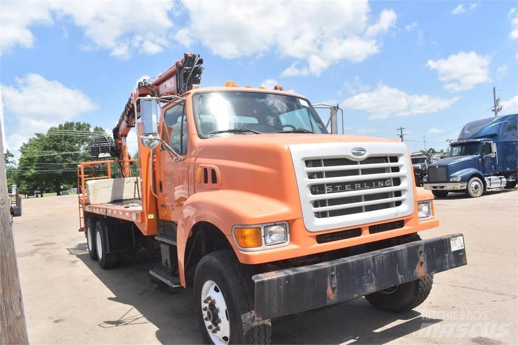 Sterling L9500 Camion plateau ridelle avec grue