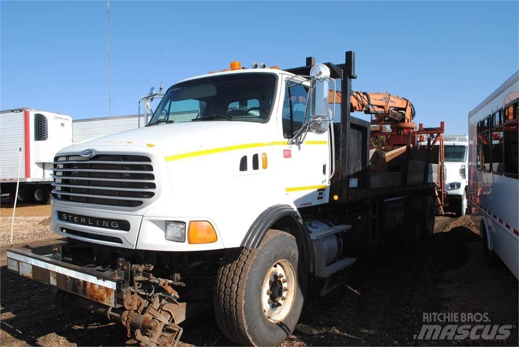 Sterling LT9500 Camion plateau ridelle avec grue