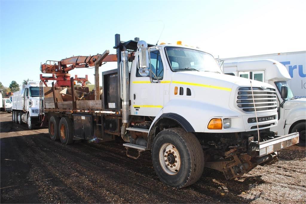 Sterling LT9500 Camion plateau ridelle avec grue