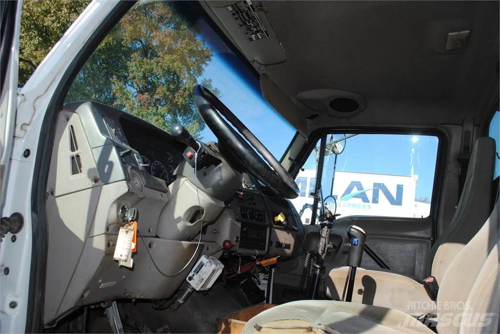 Sterling LT9500 Camion plateau ridelle avec grue