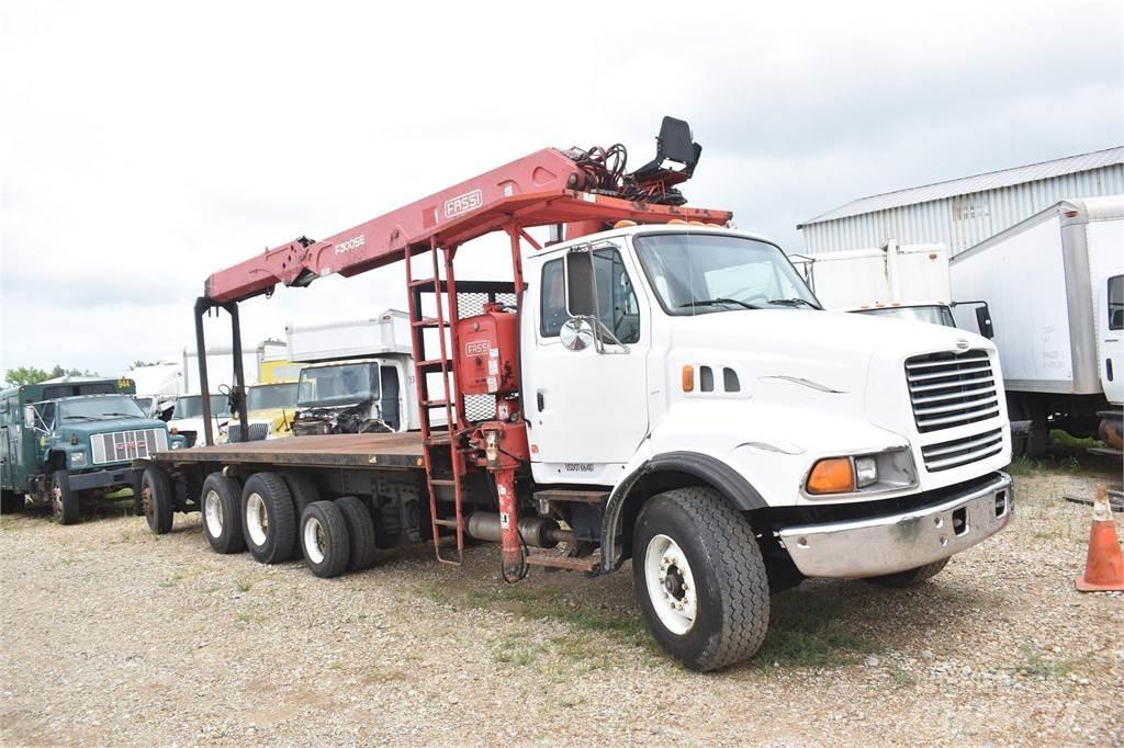 Sterling LT9500 Camion plateau ridelle avec grue