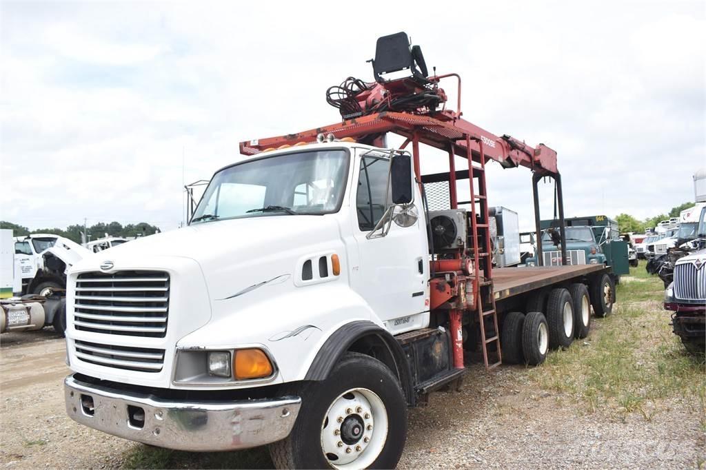 Sterling LT9500 Camion plateau ridelle avec grue