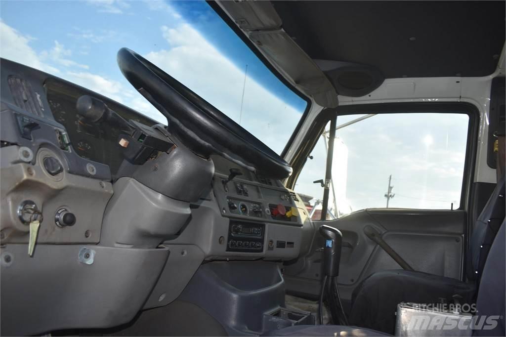 Sterling LT9500 Camion plateau ridelle avec grue