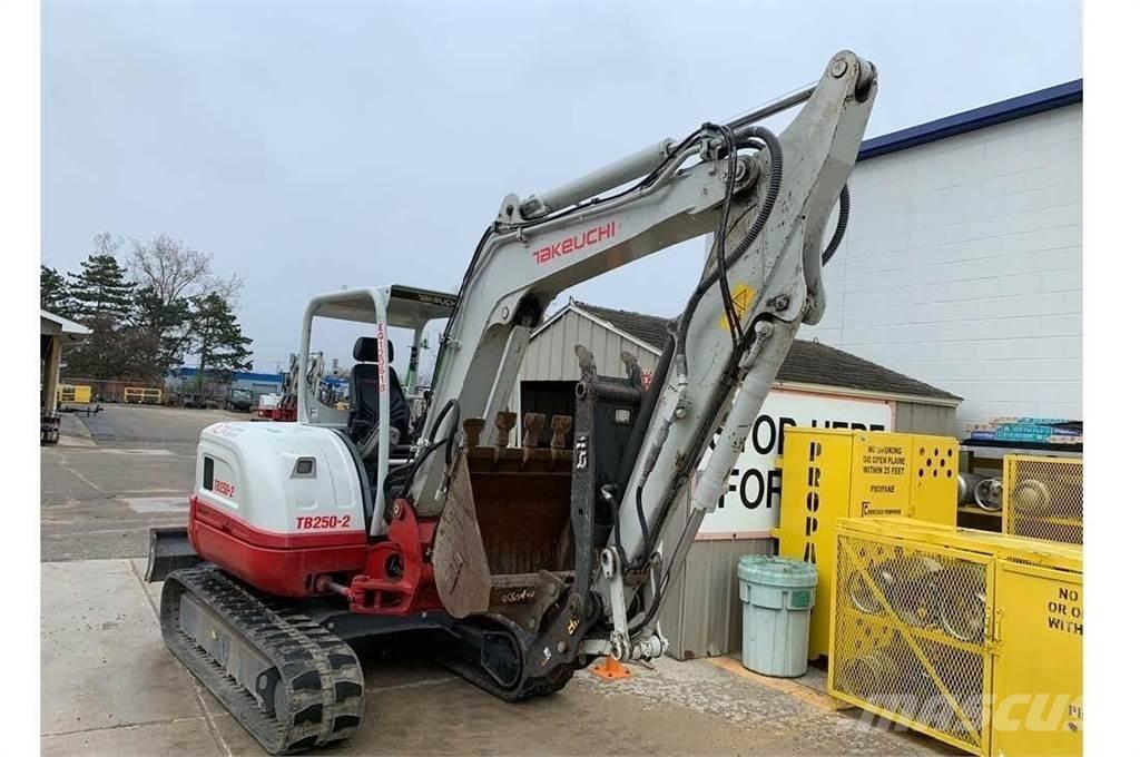 Takeuchi TB250-2 Mini pelle < 7t
