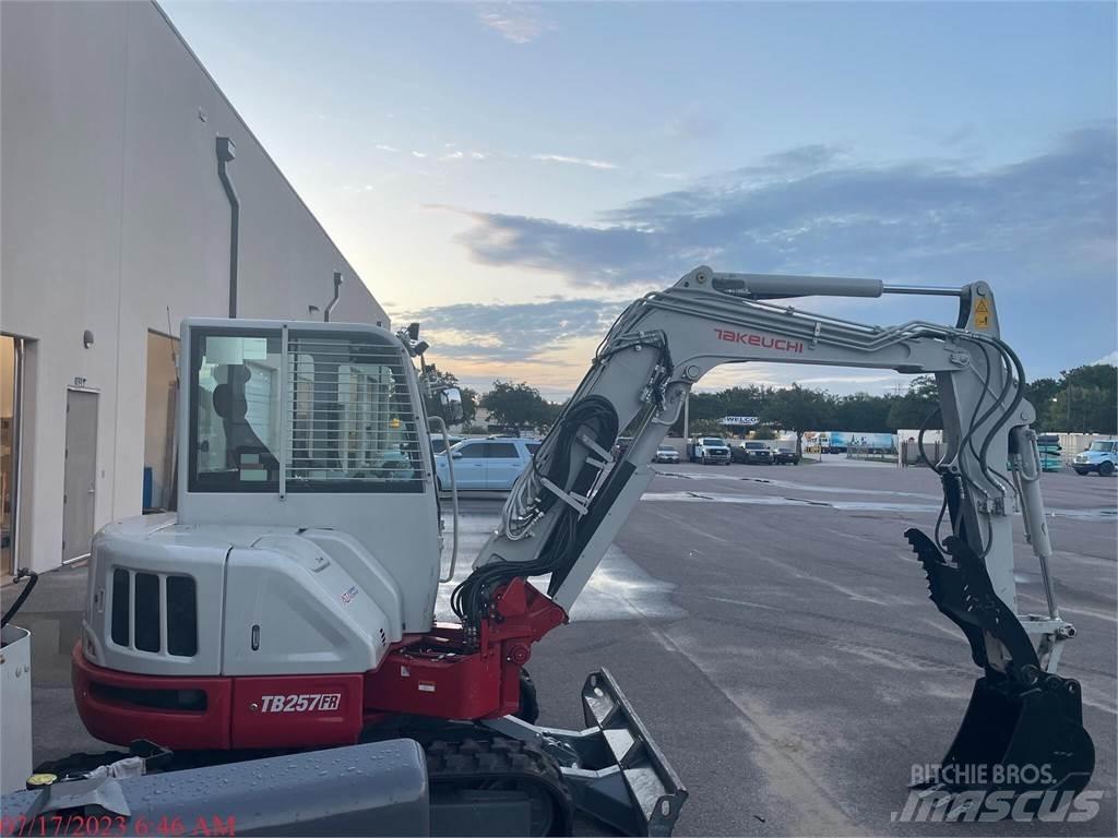 Takeuchi TB257FR Pelle sur chenilles