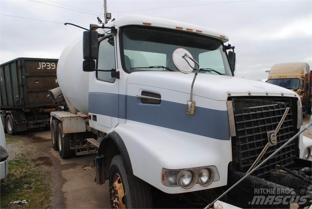 Volvo VHD64B200 Camion malaxeur