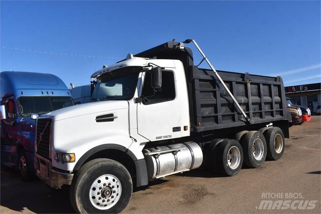 Volvo VHD64F200 Camion benne