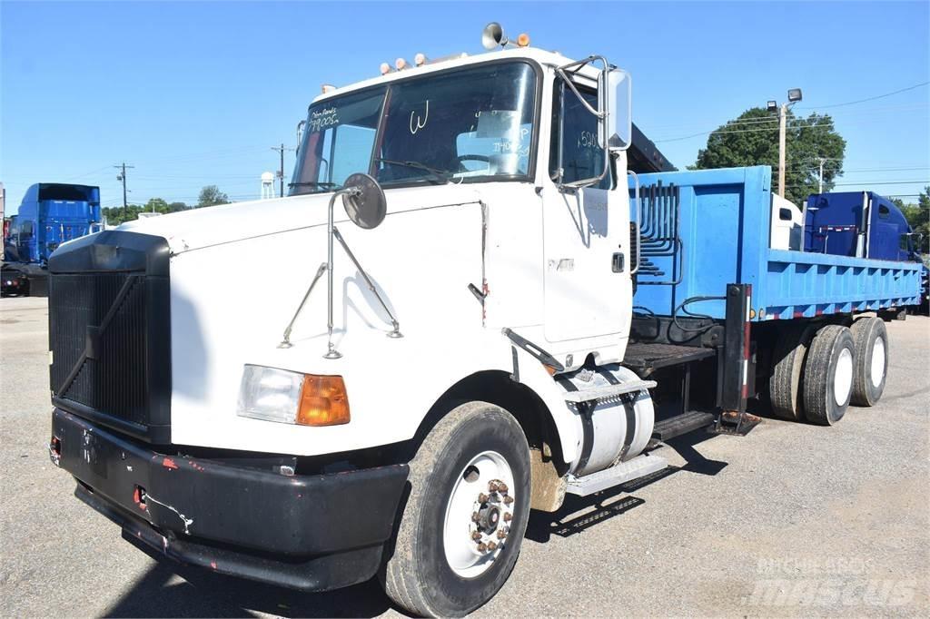 Volvo WG64 Camion plateau ridelle avec grue