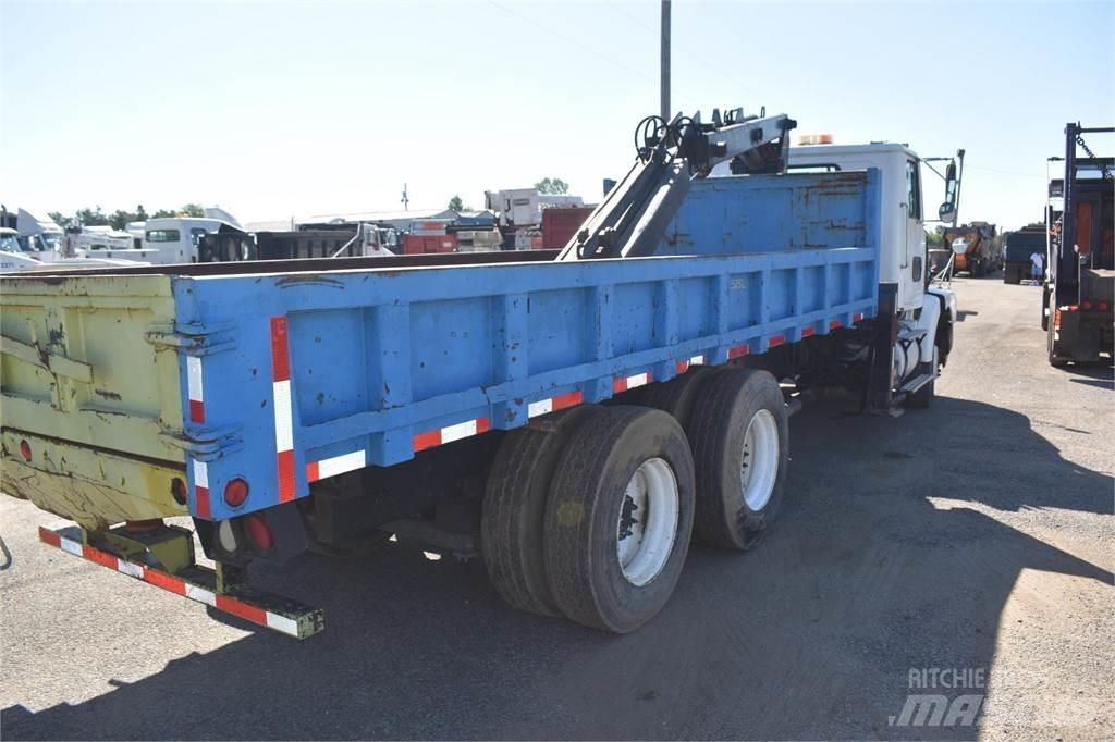 Volvo WG64 Camion plateau ridelle avec grue