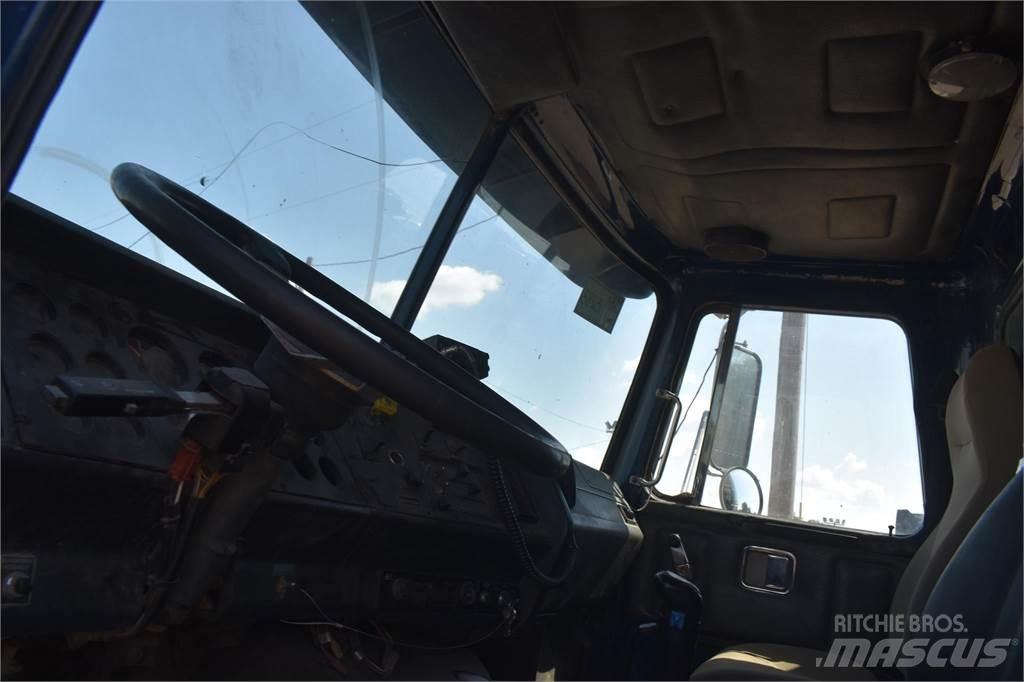 Volvo WG64T Camion benne