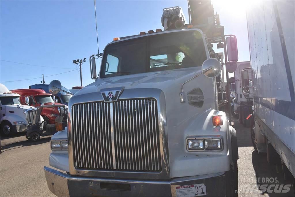 Western Star 4900 Camion plateau ridelle avec grue