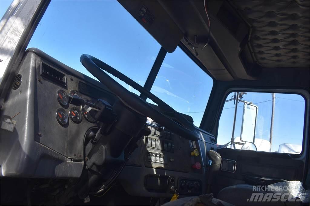 Western Star 4900 Camion plateau ridelle avec grue