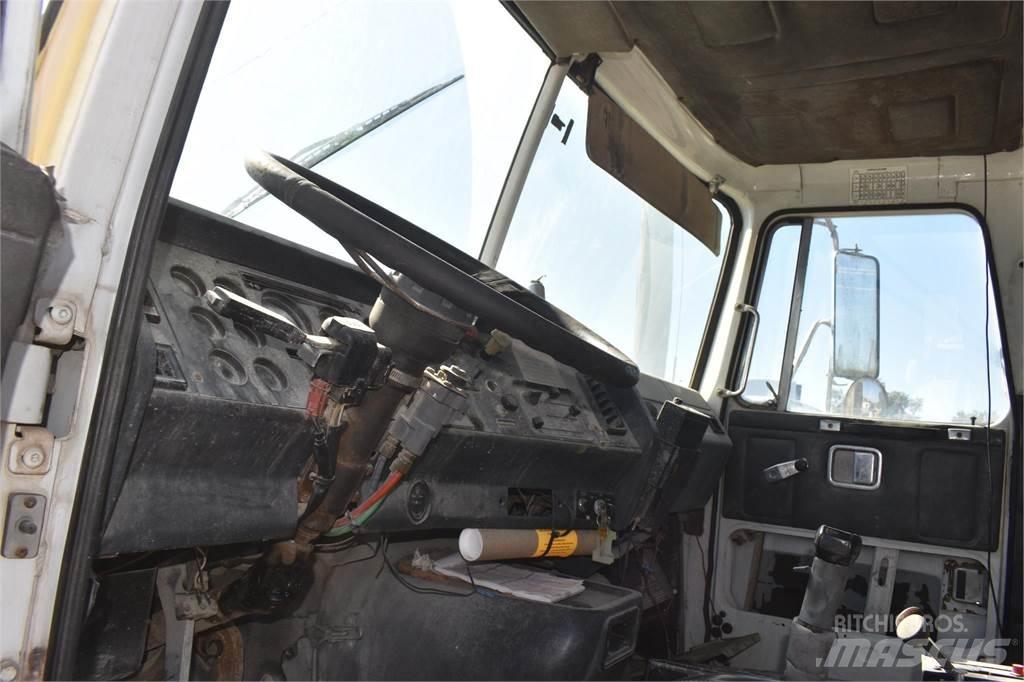 White/GMC WG42 Camion benne
