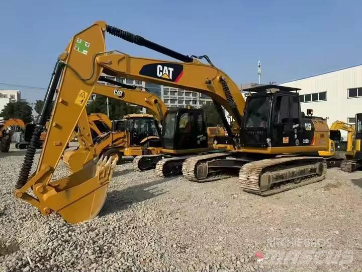 CAT CAT323D2L Pelle sur chenilles