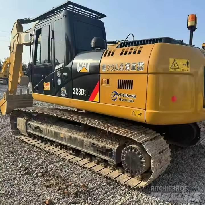 CAT CAT323D2L Pelle sur chenilles