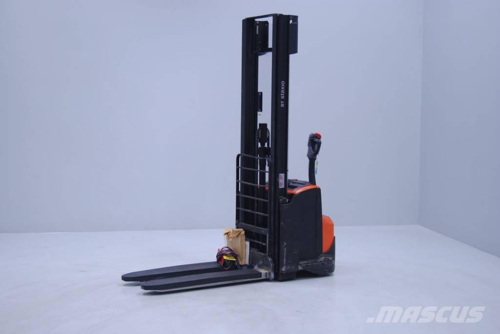 Toyota SWE120 Gerbeur accompagnant