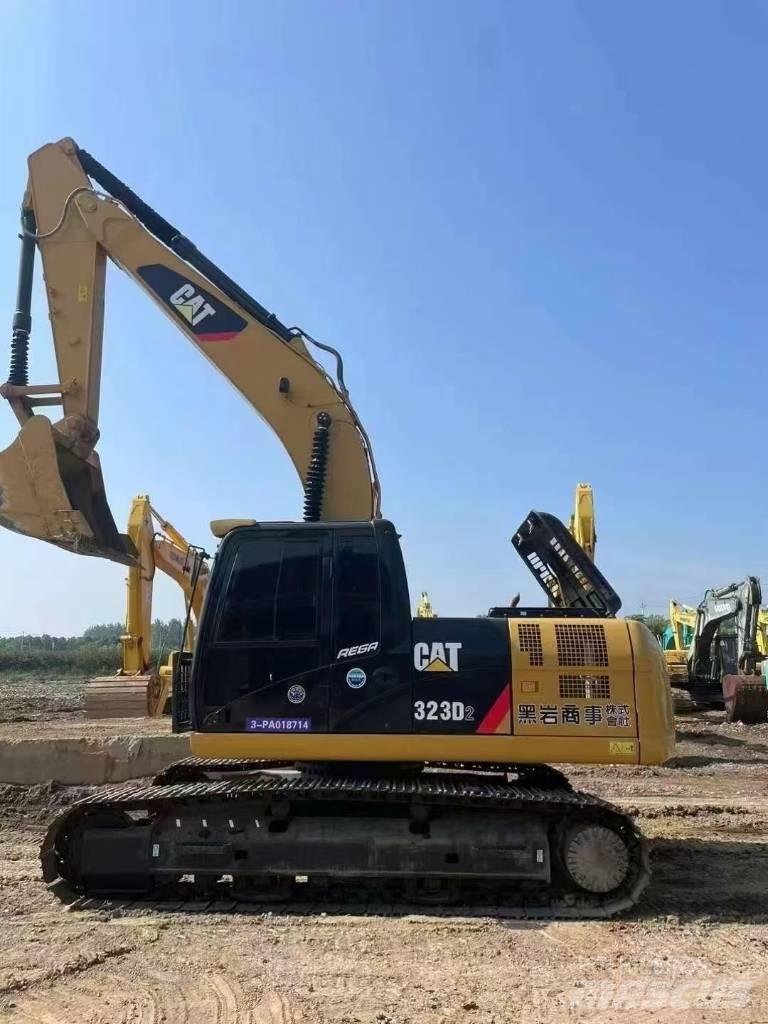 CAT 323D2 Pelle sur chenilles