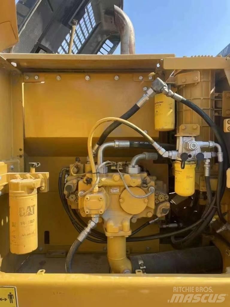 CAT 323D2 Pelle sur chenilles