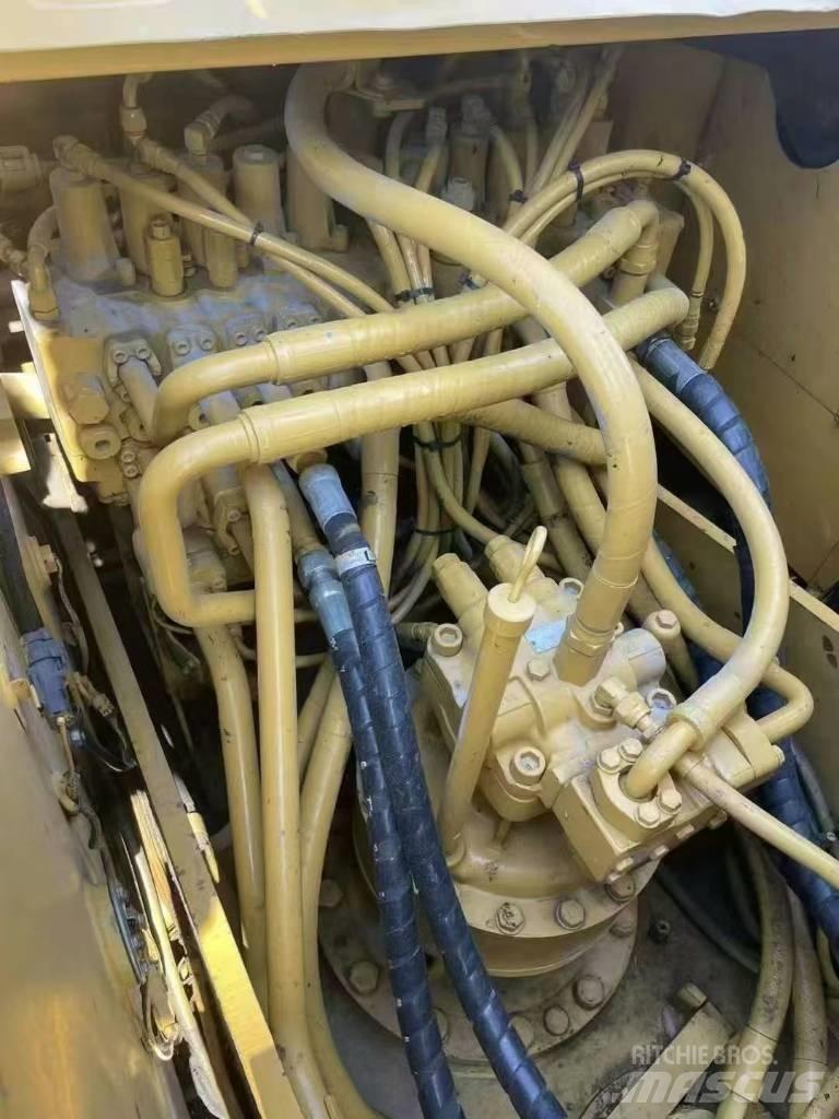CAT 323D2 Pelle sur chenilles