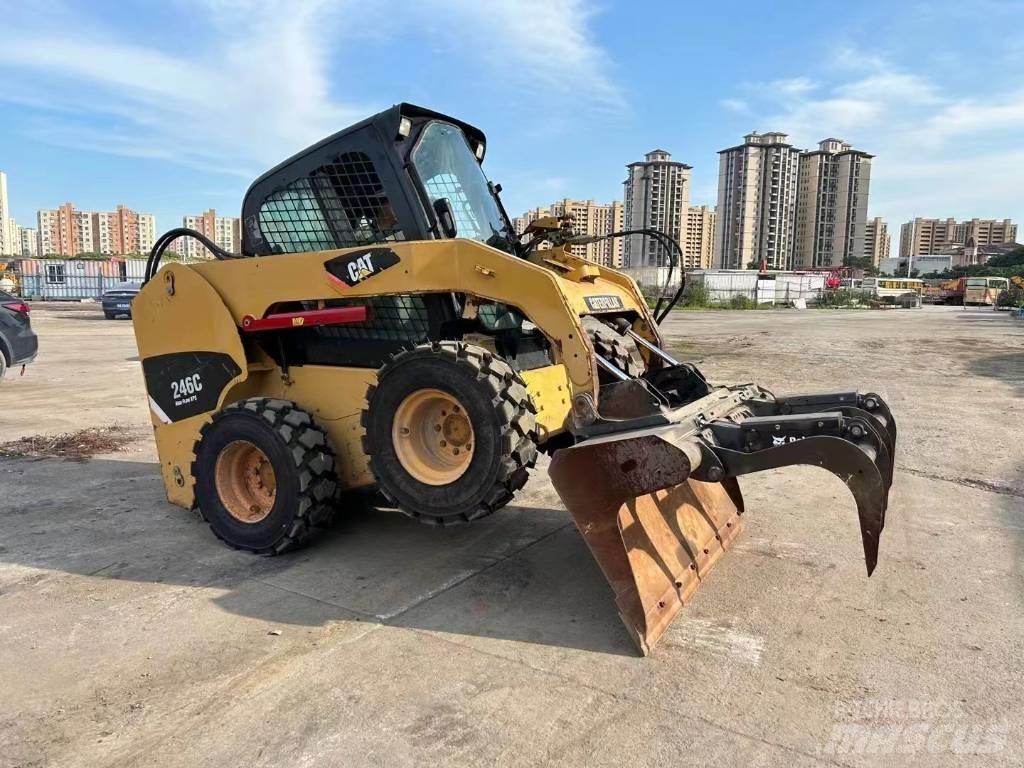 CAT 246 C Chargeuse compacte