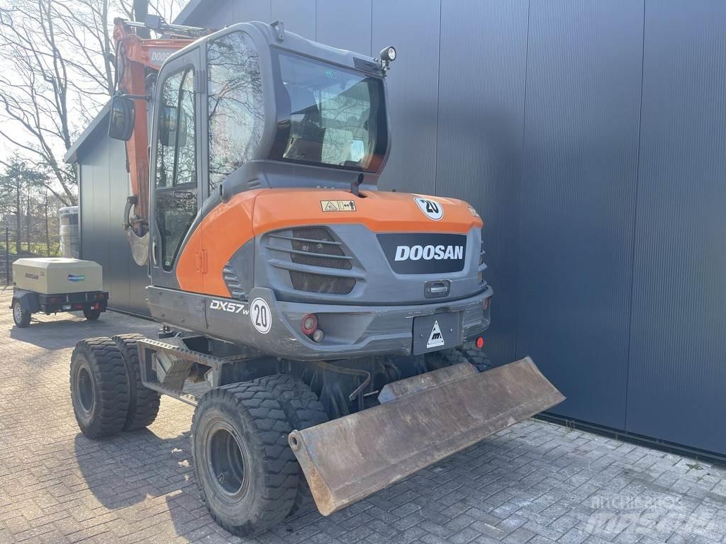 Doosan DX57W Pelle sur pneus