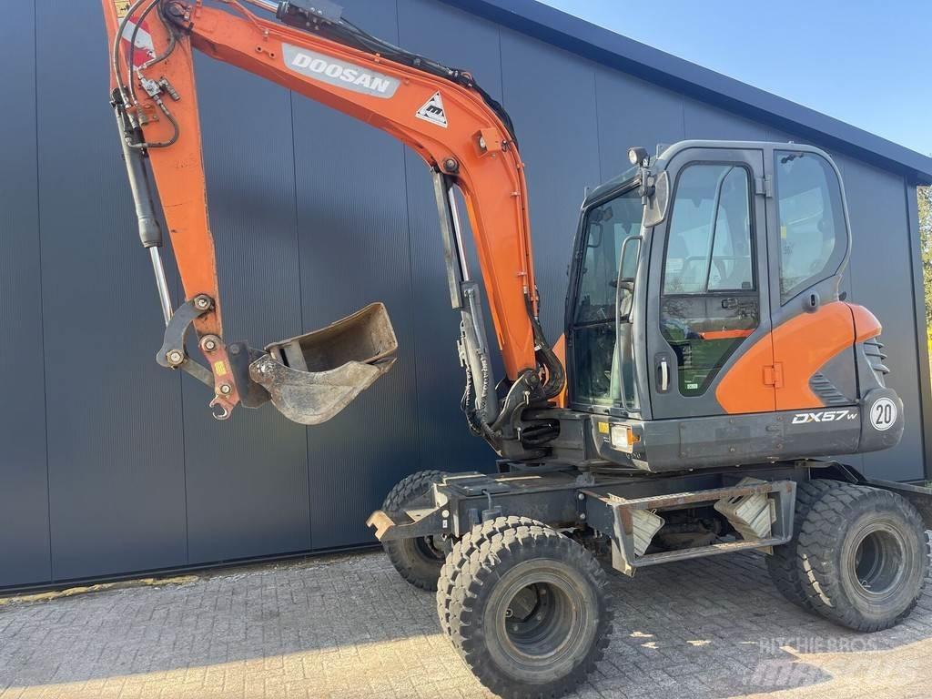 Doosan DX57W Pelle sur pneus