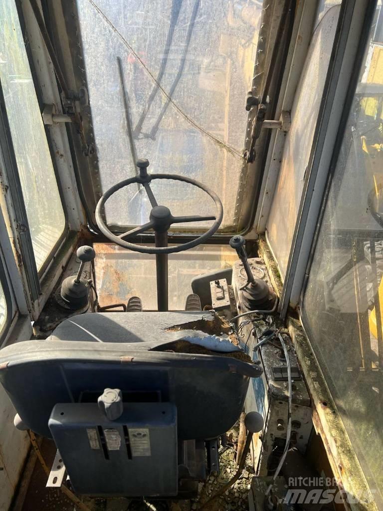 Liebherr 7951 Pelle sur pneus