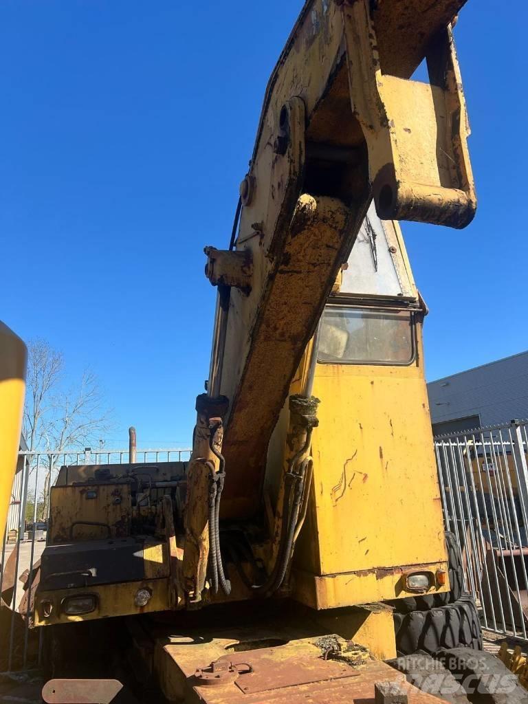 Liebherr 7951 Pelle sur pneus