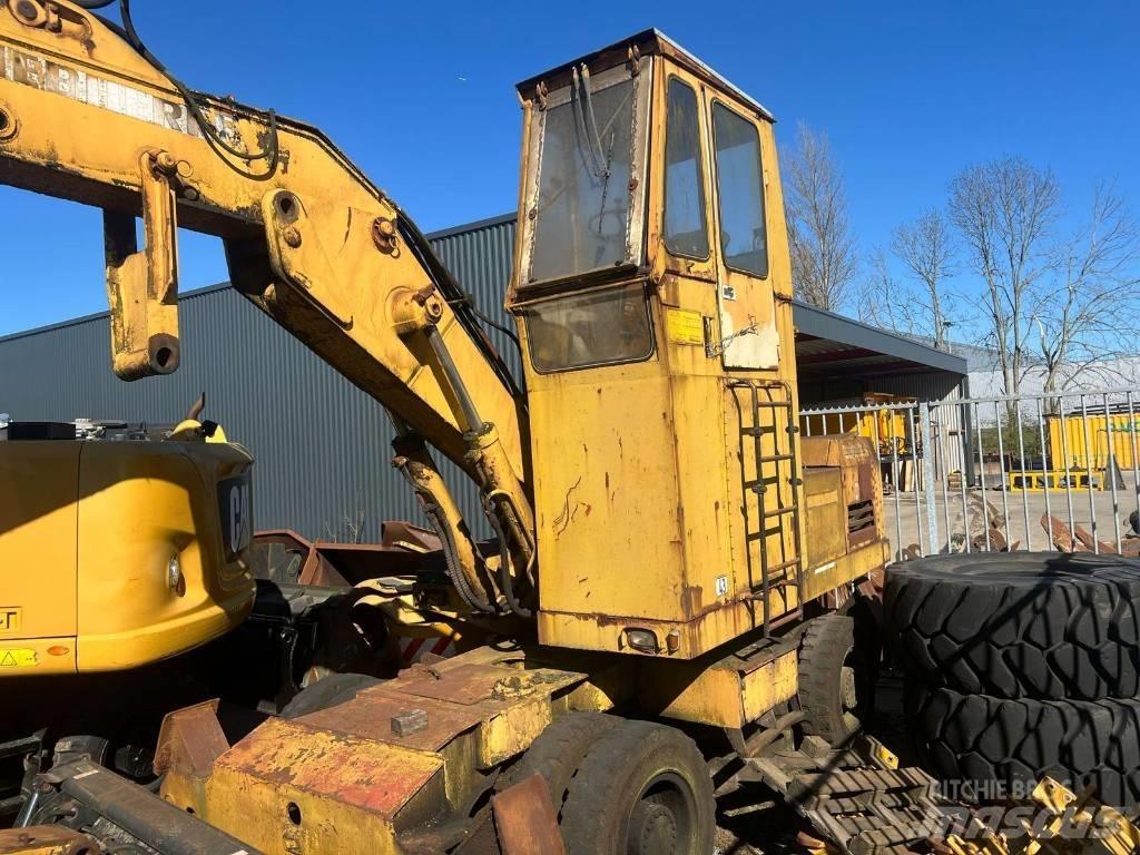 Liebherr 7951 Pelle sur pneus
