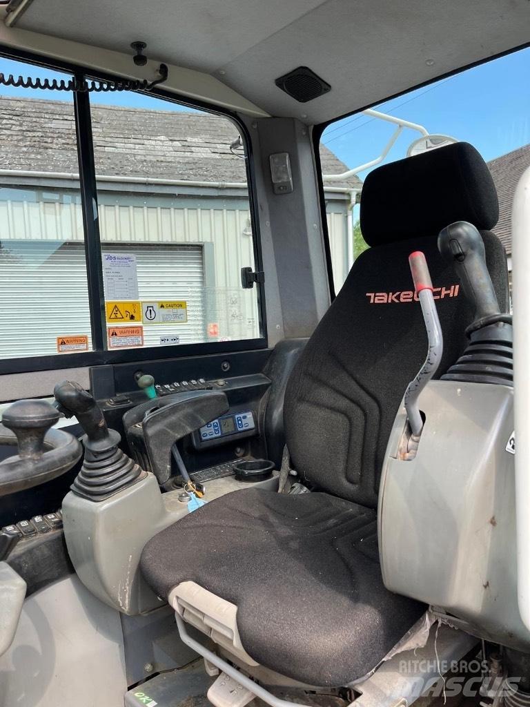 Takeuchi TB295W Pelle sur pneus