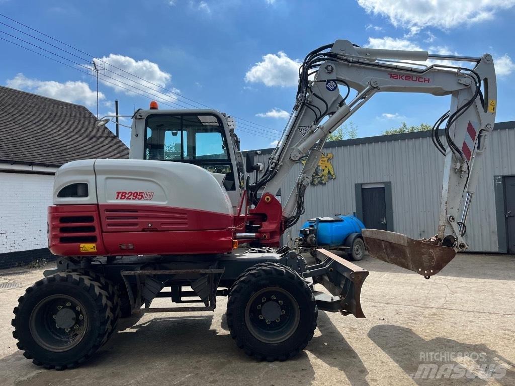 Takeuchi TB295W Pelle sur pneus