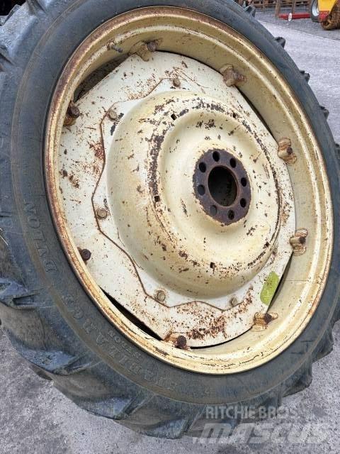 Dunlop 9.5R44 Pneus, roues et jantes