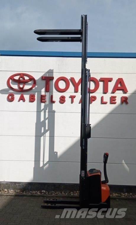 Toyota SWE120L Gerbeur accompagnant