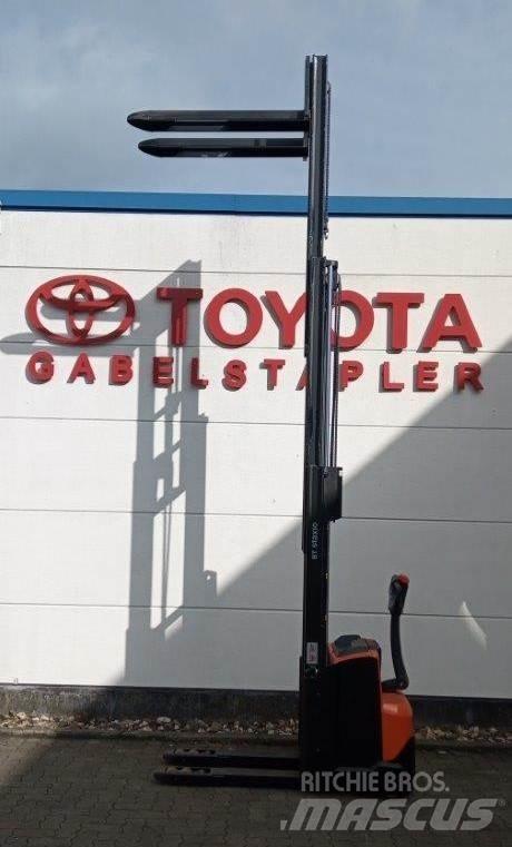 Toyota SWE120L Gerbeur accompagnant