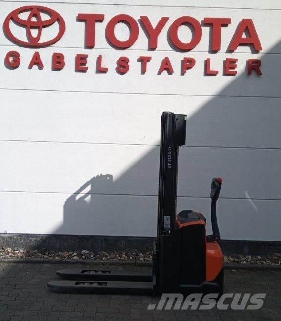 Toyota SWE120L Gerbeur accompagnant