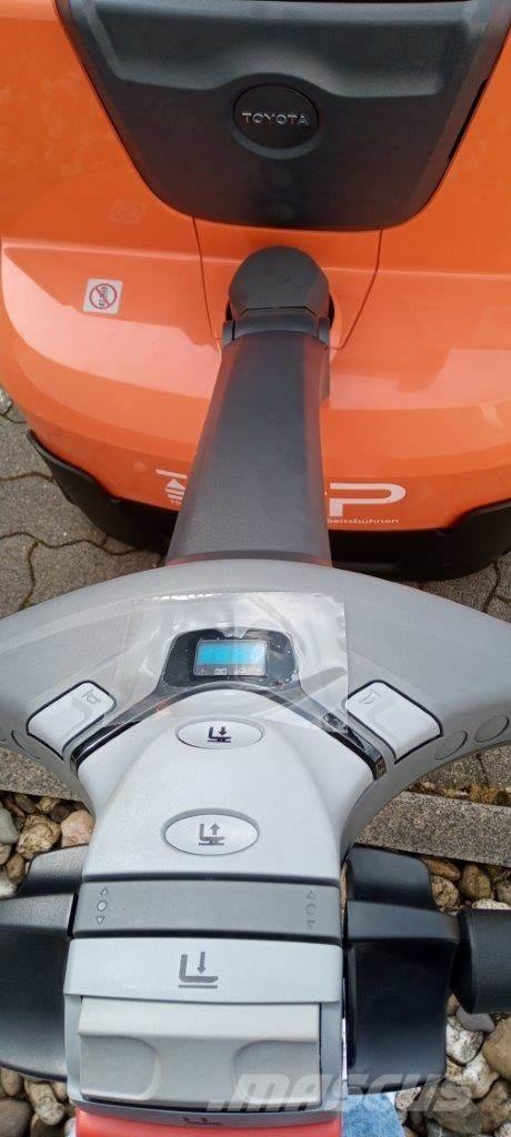 Toyota SWE120L Gerbeur accompagnant