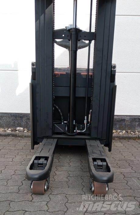 Toyota SWE120L Gerbeur accompagnant