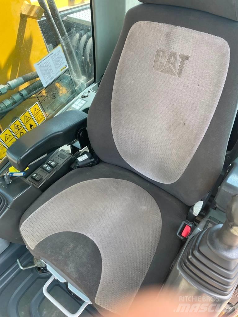 CAT M 313 D Pelle sur pneus