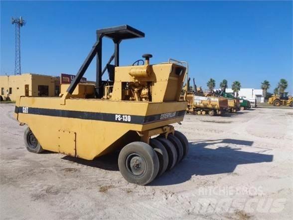 CAT PS-130 Rouleaux à pneumatiques