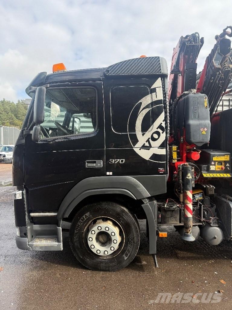 Volvo FM 370 Camion plateau ridelle avec grue