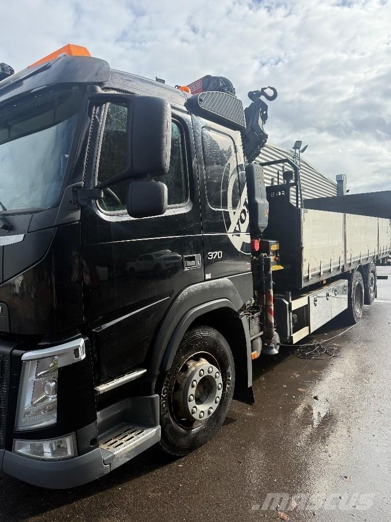 Volvo FM 370 Camion plateau ridelle avec grue