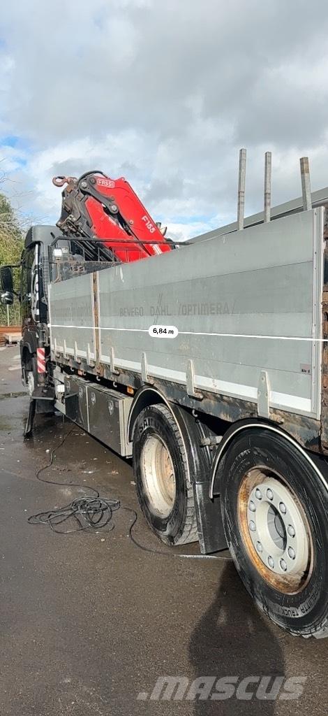 Volvo FM 370 Camion plateau ridelle avec grue