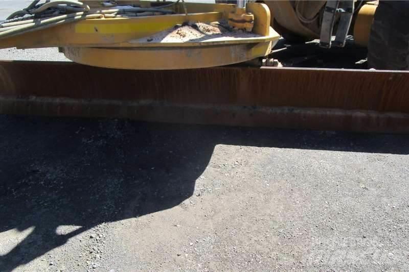 CAT 140K Niveleuse