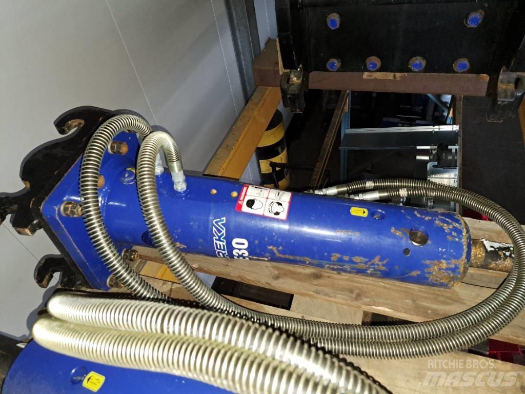 Daemo E30 with CW05 Marteau hydraulique