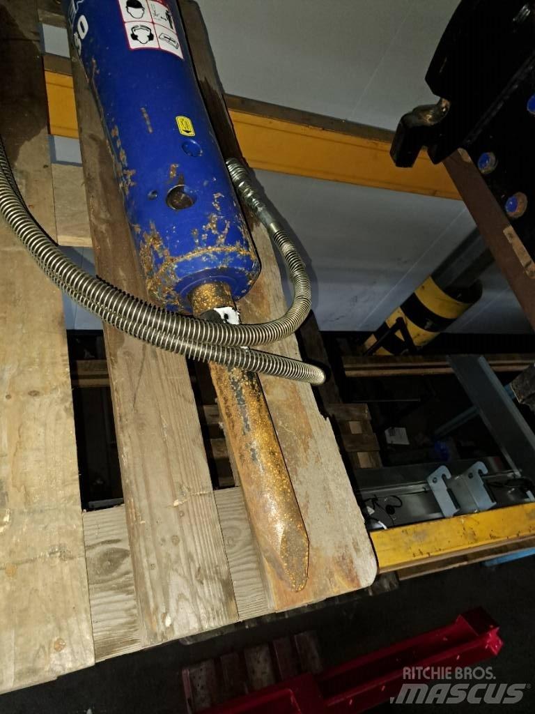 Daemo E30 with CW05 Marteau hydraulique