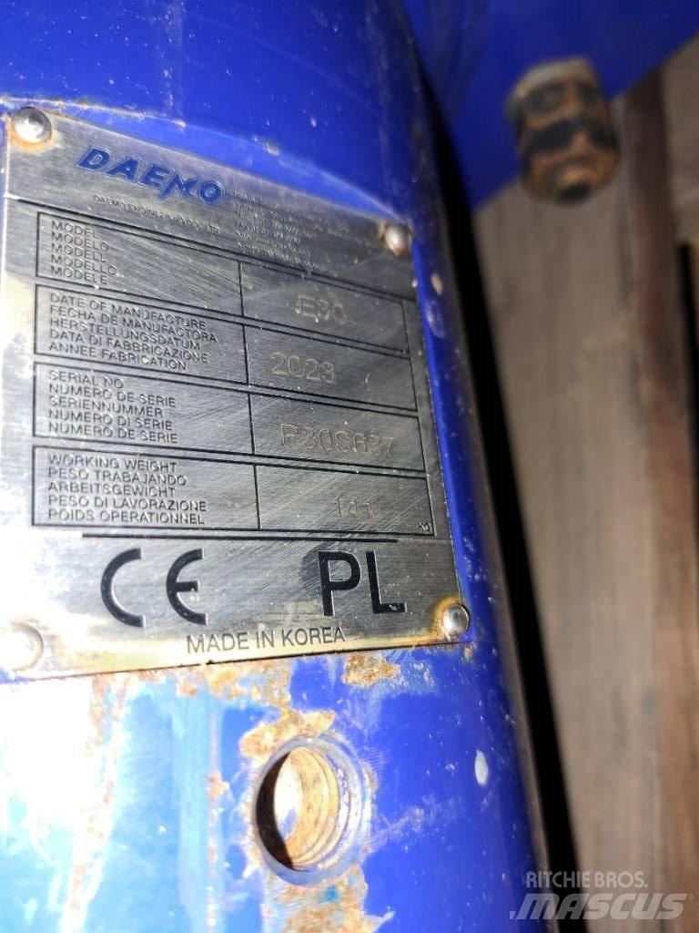 Daemo E30 with CW05 Marteau hydraulique